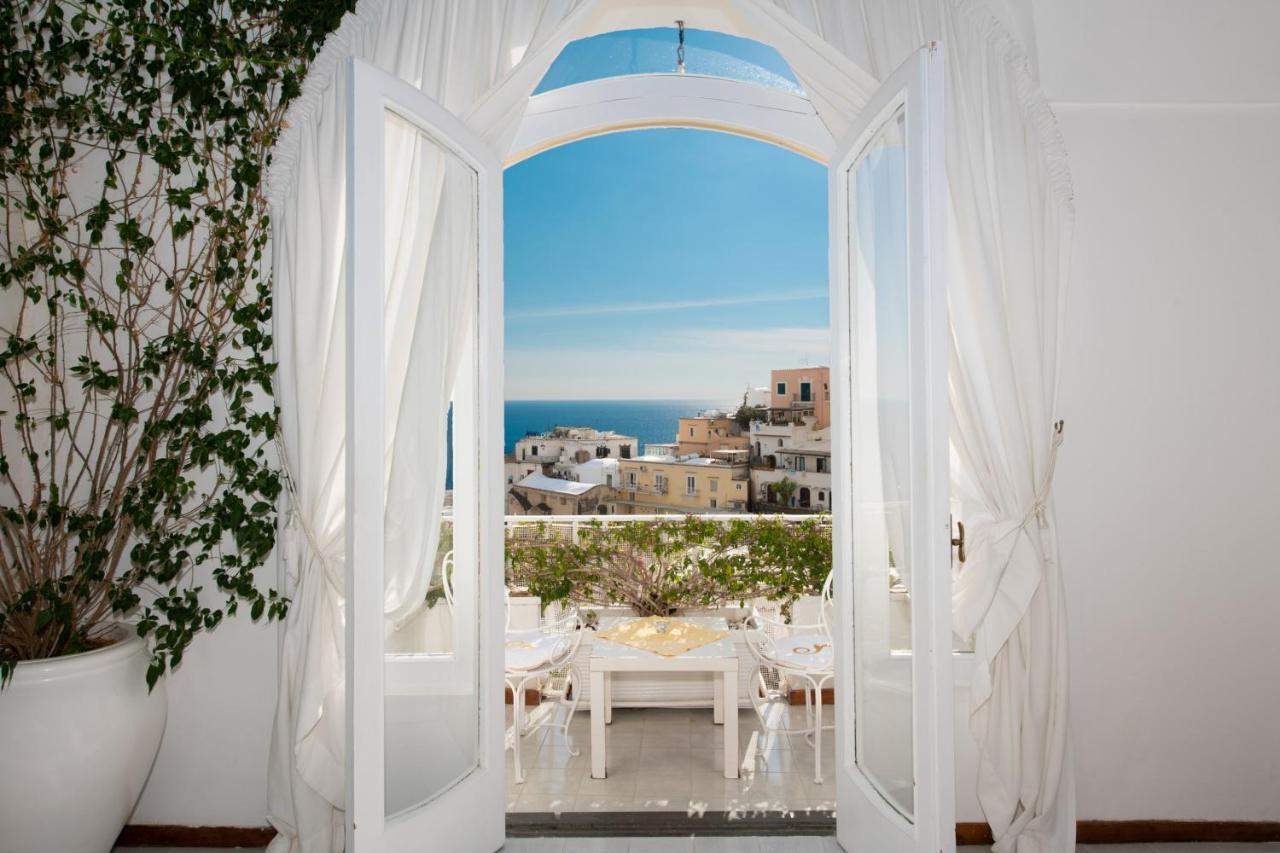 Chambre Lit King-Size avec Balcon et Vue sur la Mer